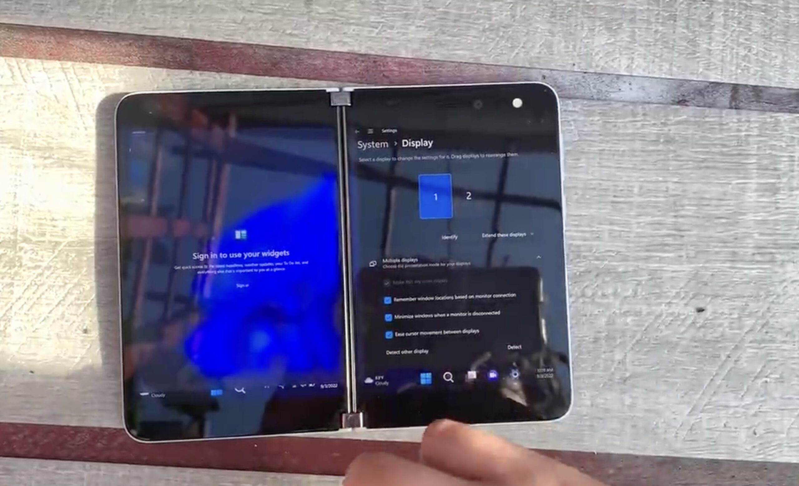 Windows 11 running on the surface duo is the windows