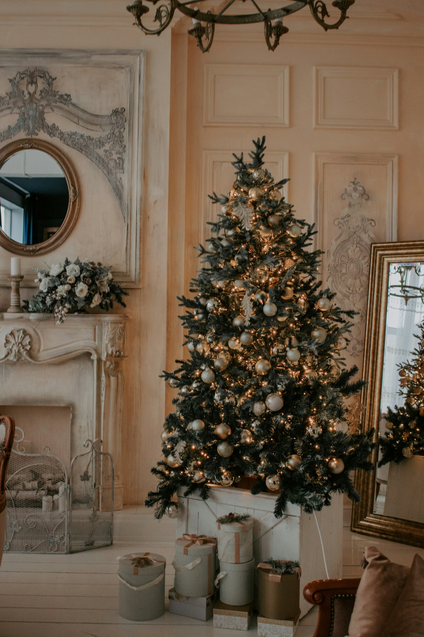 Elegant christmas tree living room