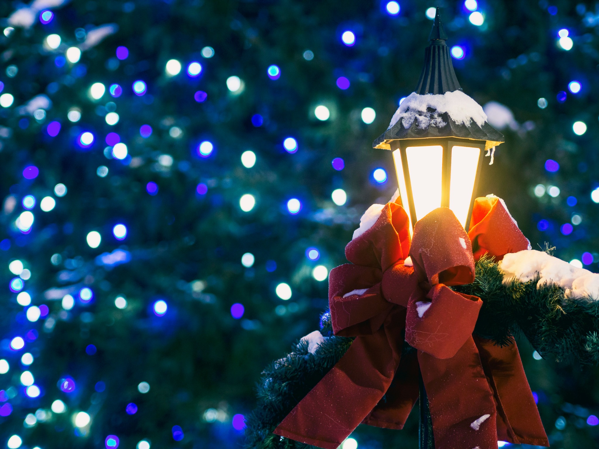 Snow covered street lamp christmas lights