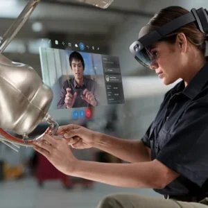 Worker with hololens 2