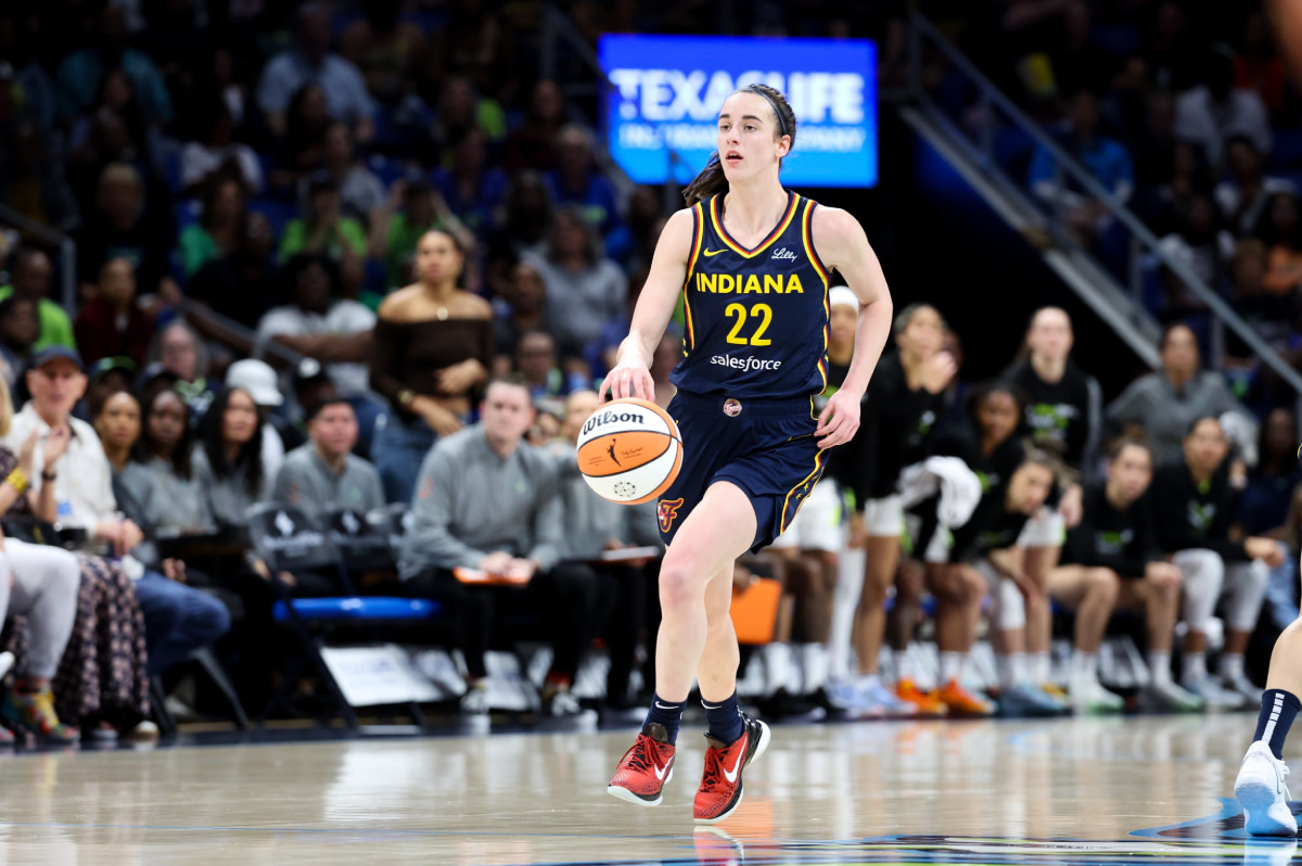 Caitlin clark dribbling ball wallpaper