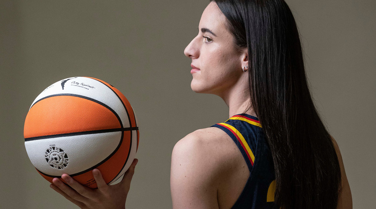 Caitlin clark holding ball side view wallpaper