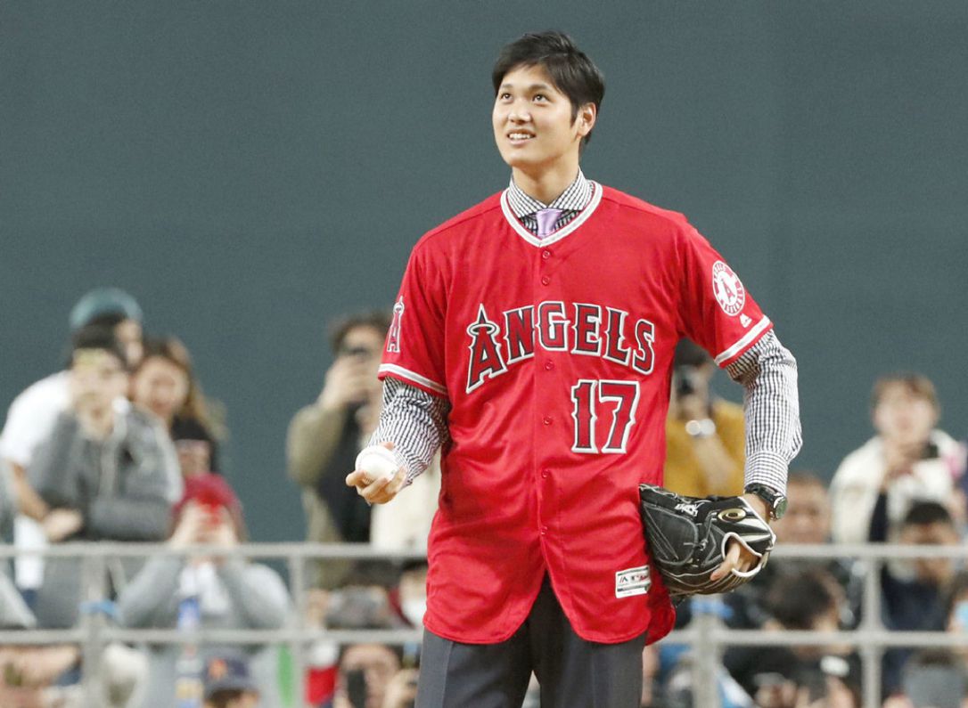 Shohei ohtani posing jersey