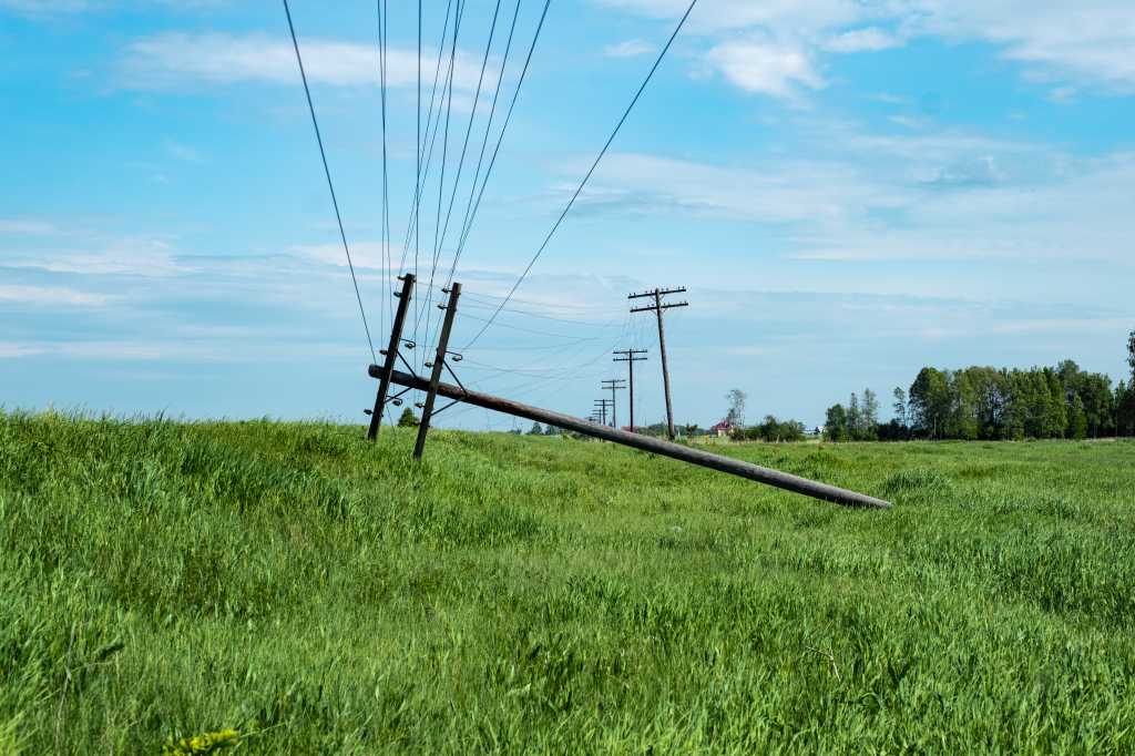 fallen on the field pole with electricity. wear support it is time to change