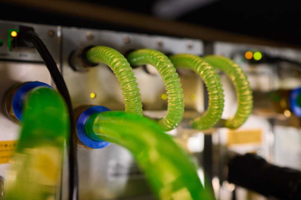 server with liquid cooling pipes