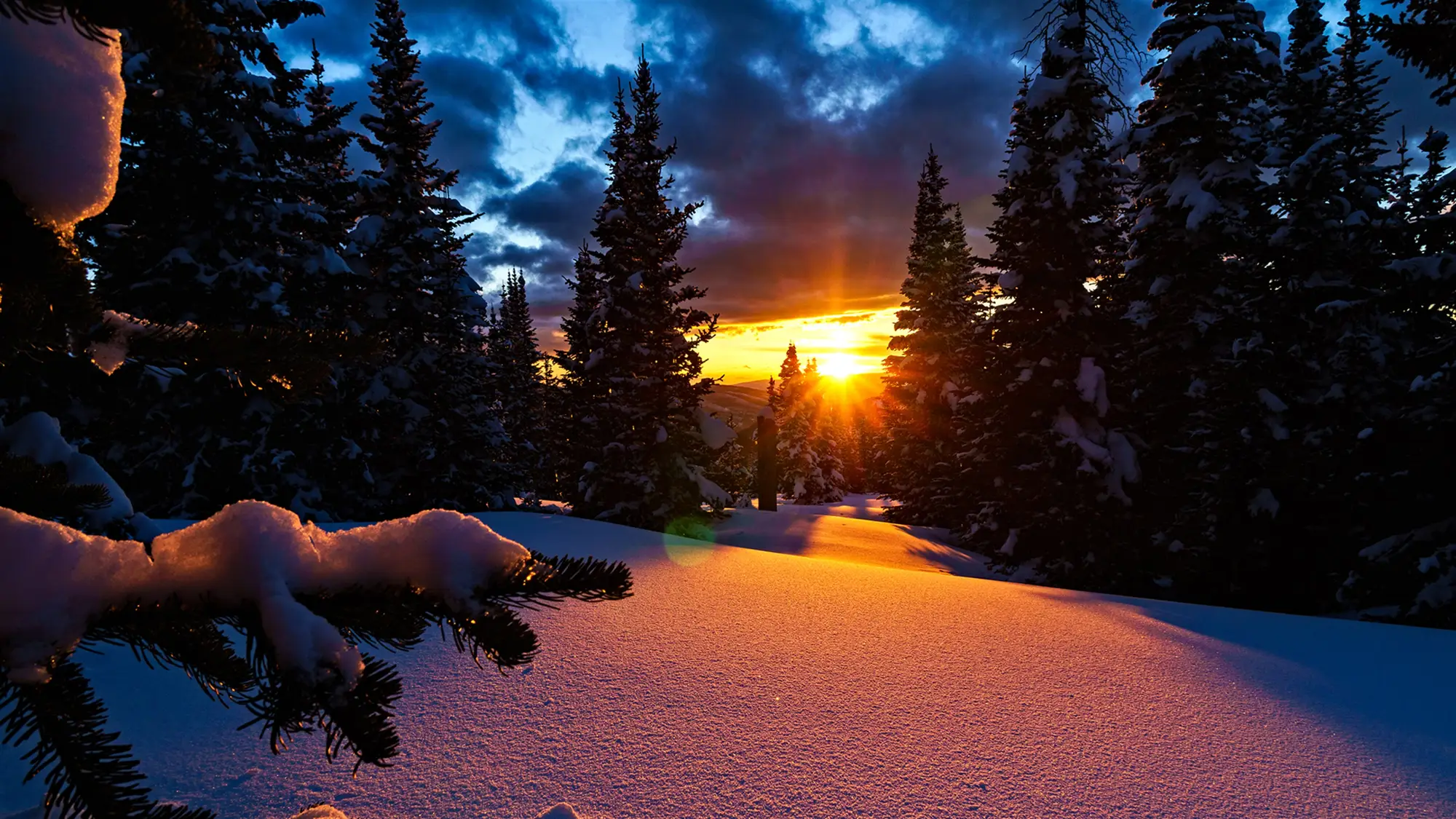 Snowy Mountains wallpaper preview on a Windows desktop