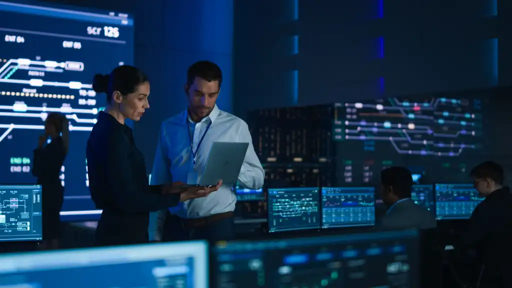 Cybersecurity, Meeting, Man and Woman, Meeting, Serverroom